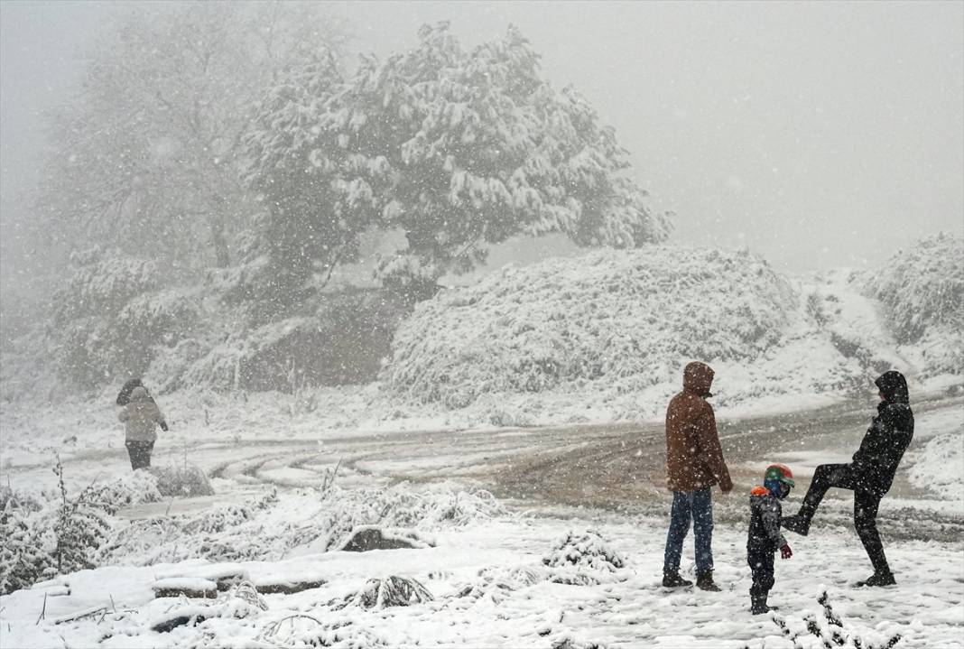 Beklenen kar yağışı başladı, trafik aksıyor 35